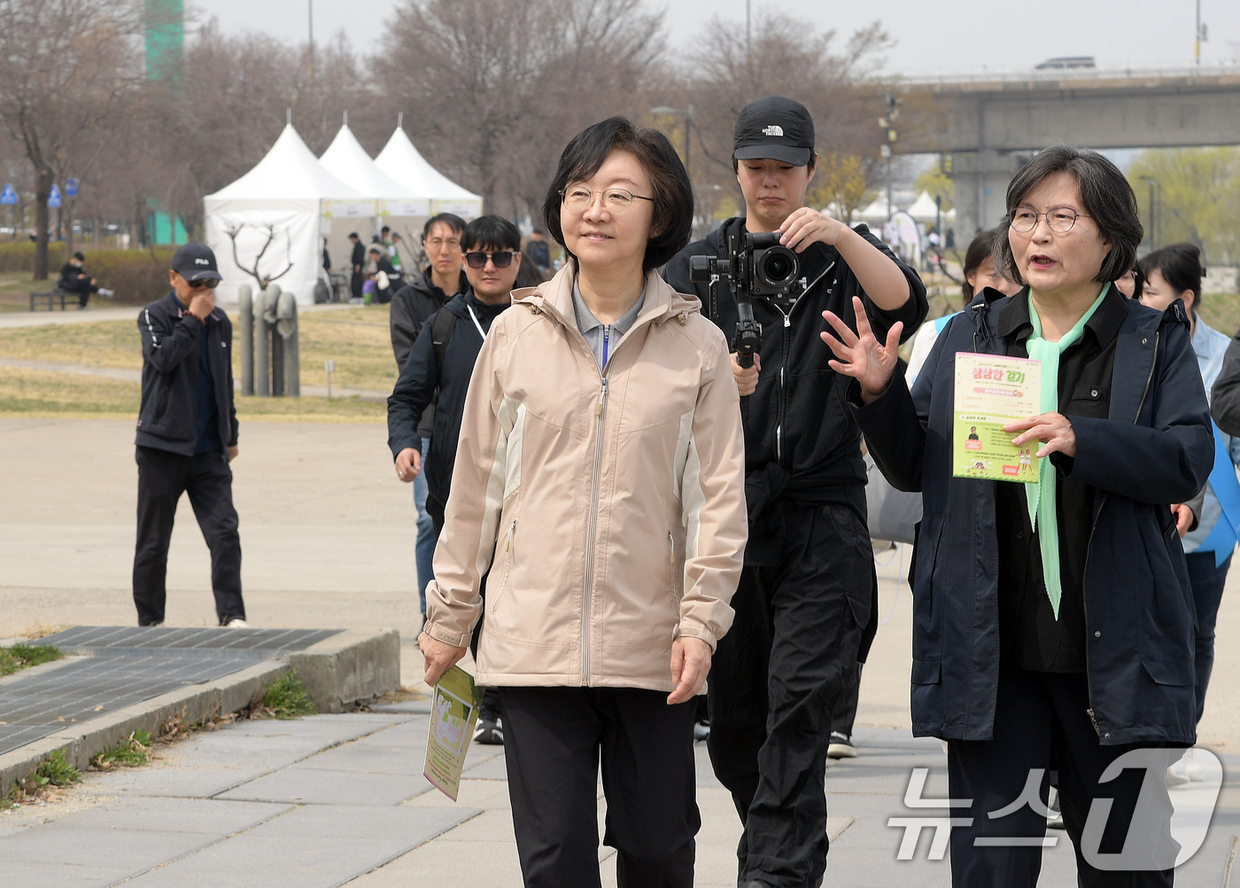 (서울=뉴스1) = 오유경 식품의약품안전처장이 29일 서울 여의도 한강공원에서 열린 '삼삼한 걷기' 행사장을 방문하고 있다. 삼삼한 데이'는 '음식 맛이 약간 싱거운 듯하면서도 담 …