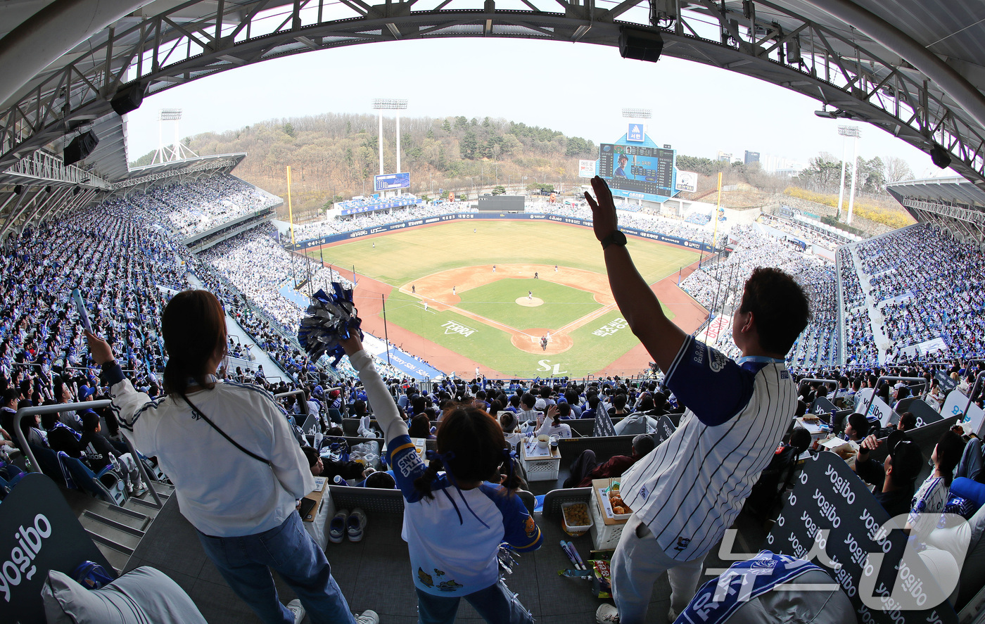 (대구=뉴스1) 공정식 기자 = 29일 오후 대구 삼성라이온즈파크에서 열린 프로야구 '2026 신한 SOL KBO리그' 롯데 자이언츠와 삼성 라이온즈의 경기, 휴일을 맞아 야구장을 …