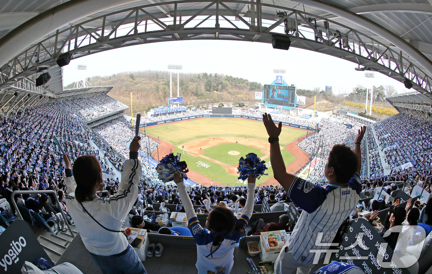 (대구=뉴스1) 공정식 기자 = 29일 오후 대구 삼성라이온즈파크에서 열린 프로야구 '2026 신한 SOL KBO리그' 롯데 자이언츠와 삼성 라이온즈의 경기, 휴일을 맞아 야구장을 …