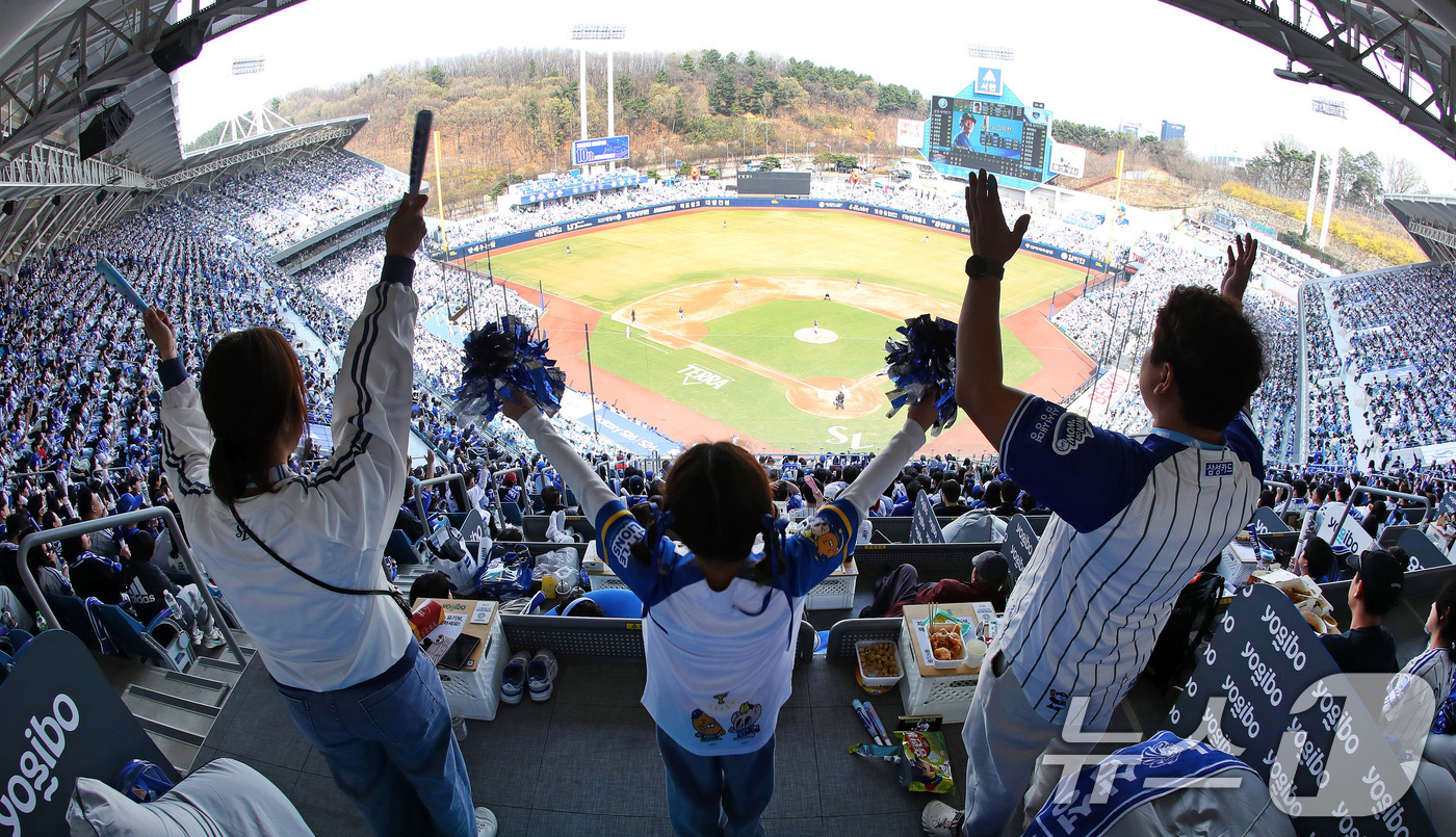 (대구=뉴스1) 공정식 기자 = 29일 오후 대구 삼성라이온즈파크에서 열린 프로야구 '2026 신한 SOL KBO리그' 롯데 자이언츠와 삼성 라이온즈의 경기, 휴일을 맞아 야구장을 …