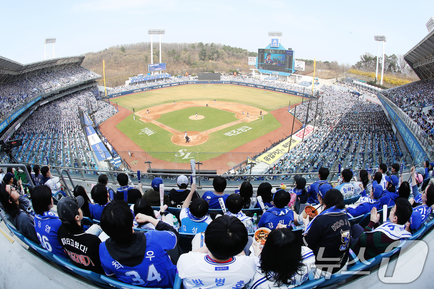 (대구=뉴스1) 공정식 기자 = 29일 오후 대구 삼성라이온즈파크에서 열린 프로야구 '2026 신한 SOL KBO리그' 롯데 자이언츠와 삼성 라이온즈의 경기, 휴일을 맞아 야구장을 …