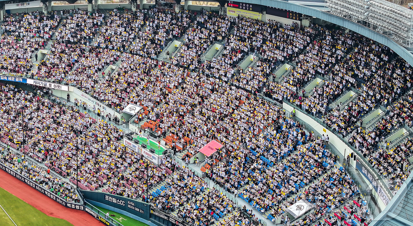 (서울=뉴스1) 김진환 기자 = 29일 서울 송파구 잠실야구장에서 열린 '2026 신한 SOL KBO리그' KT 위즈와 LG 트윈스의 경기를 찾은 수많은 야구팬들이 열정적인 응원을 …