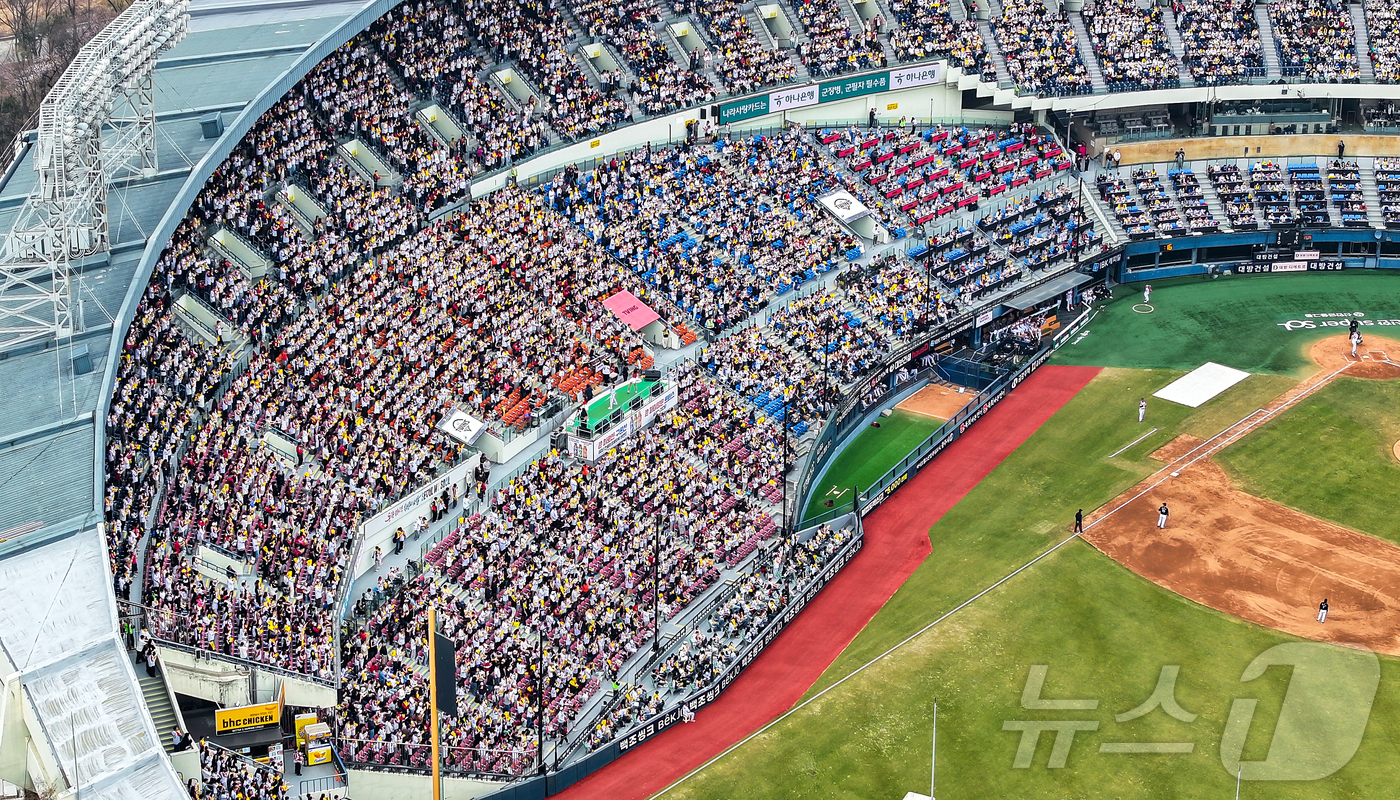 (서울=뉴스1) 김진환 기자 = 29일 서울 송파구 잠실야구장에서 열린 '2026 신한 SOL KBO리그' KT 위즈와 LG 트윈스의 경기를 찾은 수많은 야구팬들이 열정적인 응원을 …