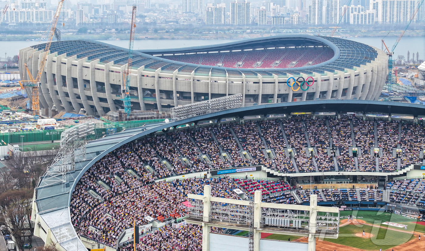 (서울=뉴스1) 김진환 기자 = 29일 서울 송파구 잠실종합운동장 내 잠실야구장과 올림픽주경기장.서울시는 2026년 12월 잠실야구장 철거 작업에 들어갈 예정이며 지난 1988년 …