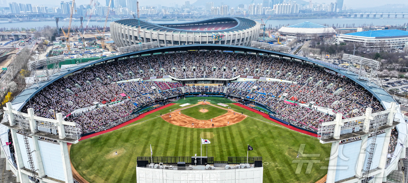 (서울=뉴스1) 김진환 기자 = 29일 서울 송파구 잠실야구장에서 열린 '2026 신한 SOL KBO리그' KT 위즈와 LG 트윈스의 경기를 찾은 수많은 야구팬들이 열정적인 응원을 …