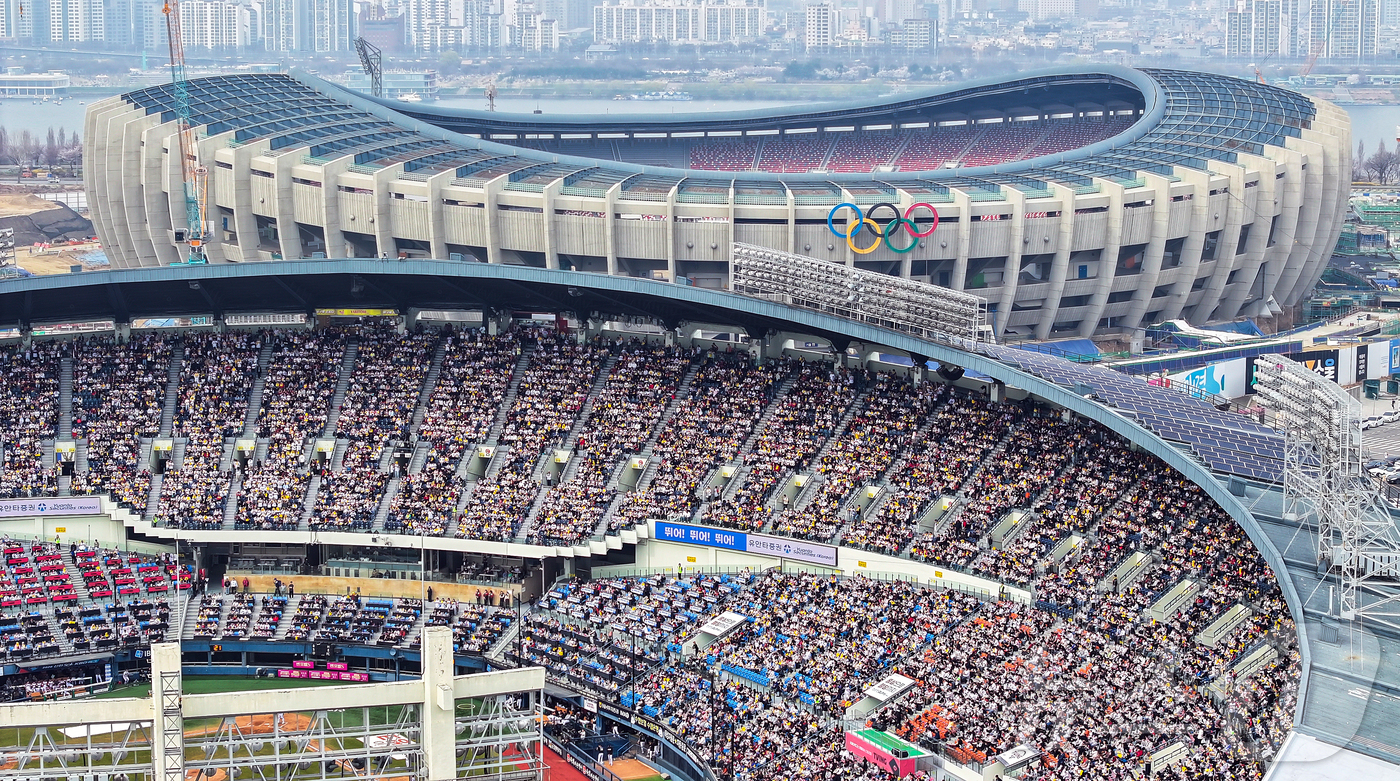 (서울=뉴스1) 김진환 기자 = 29일 서울 송파구 잠실종합운동장 내 잠실야구장과 올림픽주경기장.서울시는 2026년 12월 잠실야구장 철거 작업에 들어갈 예정이며 지난 1988년 …