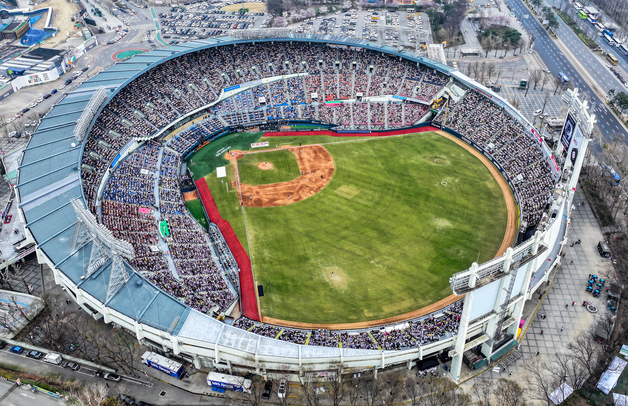 '1200만 야구팬' 잡아라…연 7% '야구 적금'에 카드 이벤트 '봇물'