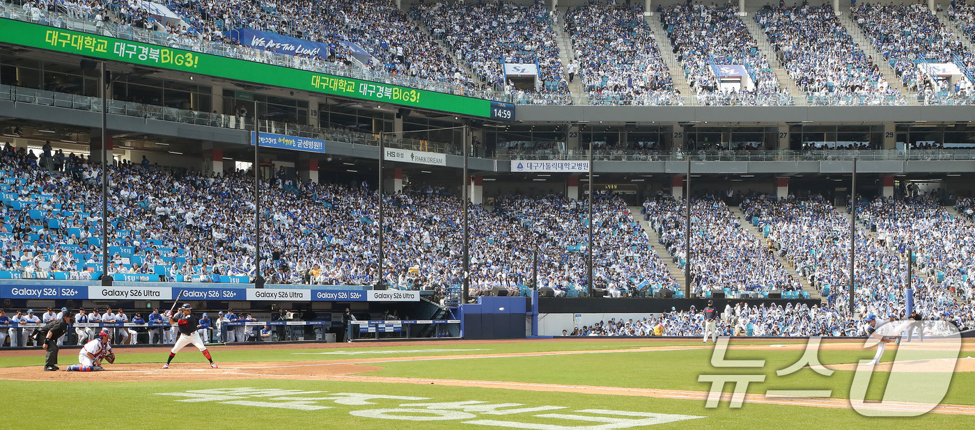 (대구=뉴스1) 공정식 기자 = 29일 오후 대구 삼성라이온즈파크에서 열린 프로야구 '2026 신한 SOL KBO리그' 롯데 자이언츠와 삼성 라이온즈의 경기, 휴일을 맞아 야구장을 …