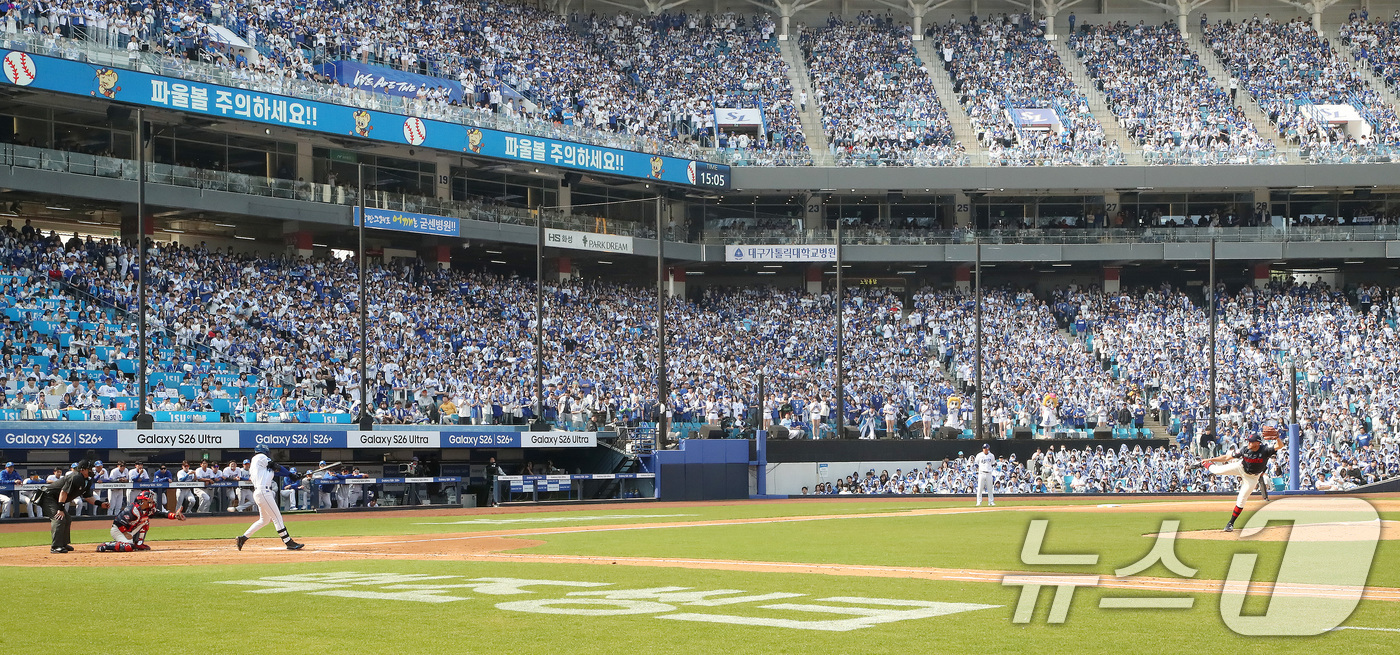 (대구=뉴스1) 공정식 기자 = 29일 오후 대구 삼성라이온즈파크에서 열린 프로야구 '2026 신한 SOL KBO리그' 롯데 자이언츠와 삼성 라이온즈의 경기, 휴일을 맞아 야구장을 …