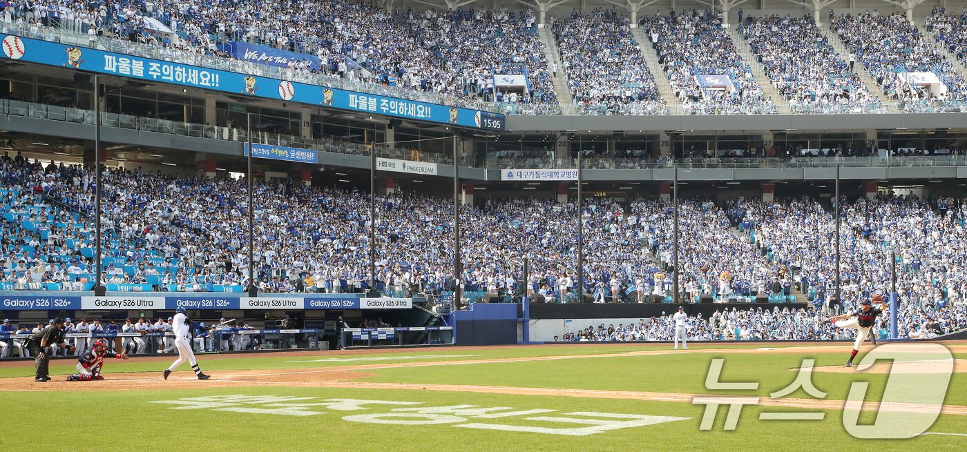 본문 이미지 - 29일 오후 대구 삼성라이온즈파크에서 열린 프로야구 '2026 신한 SOL KBO리그' 롯데 자이언츠와 삼성 라이온즈의 경기, 휴일을 맞아 야구장을 가득 메운 팬들이 두 팀의 경기를 지켜보고 있다. 2026.3.29 ⓒ 뉴스1 공정식 기자
