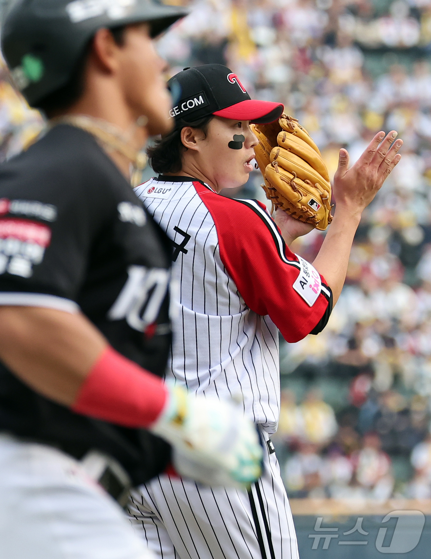 (서울=뉴스1) 김진환 기자 = 29일 서울 송파구 잠실야구장에서 열린 '2026 신한 SOL KBO리그' KT 위즈와 LG 트윈스의 경기, LG 선발 임찬규가 5회초 2사 1루 …