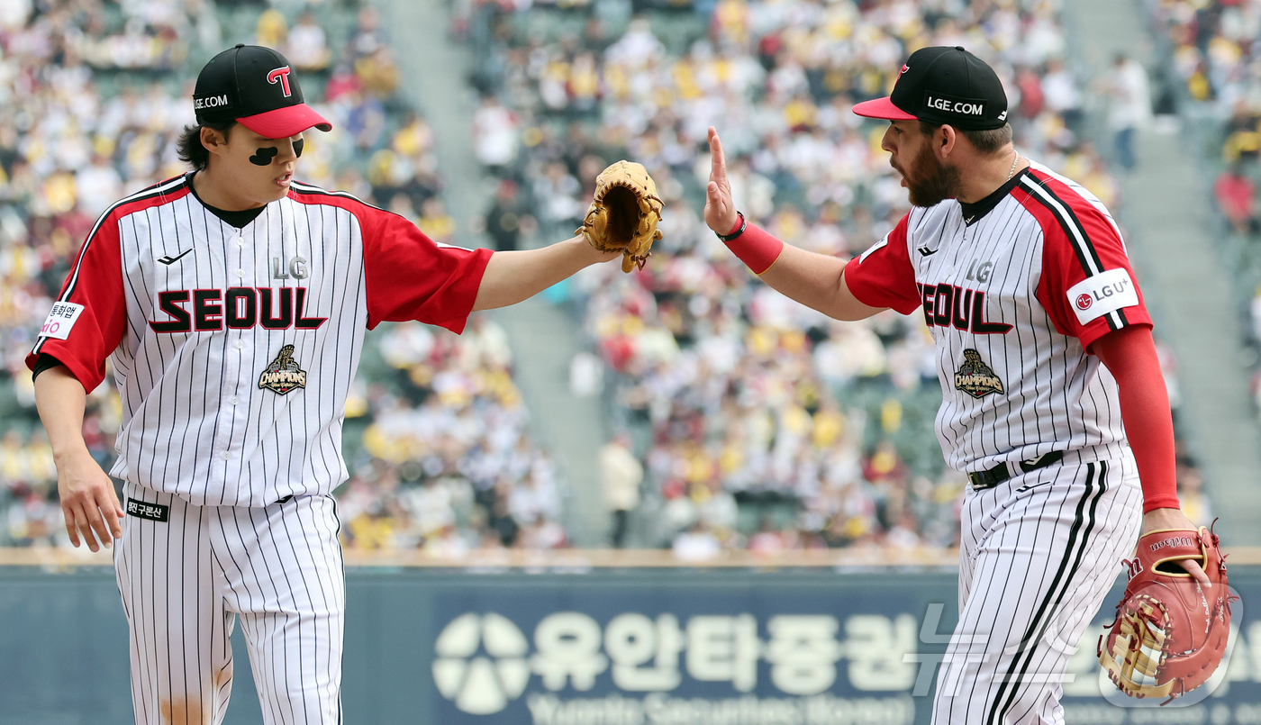 (서울=뉴스1) 김진환 기자 = 29일 서울 송파구 잠실야구장에서 열린 '2026 신한 SOL KBO리그' KT 위즈와 LG 트윈스의 경기, LG 선발 임찬규가 5회초 이닝을 실점 …