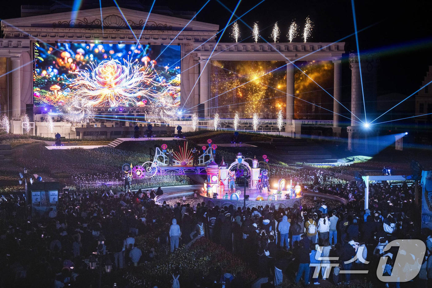 (서울=뉴스1) = 에버랜드가 다음달 1일부터 국내외 최정상급 아티스트들과 협업한 불꽃쇼, 서커스 등 역대급 규모의 신규 공연들을 공개한다고 29일 밝혔다. 사진은 스페셜 불꽃쇼 …