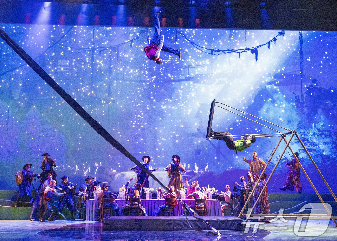 (서울=뉴스1) = 에버랜드가 다음달 1일부터 국내외 최정상급 아티스트들과 협업한 불꽃쇼, 서커스 등 역대급 규모의 신규 공연들을 공개한다고 29일 밝혔다. 사진은 스페셜 서커스 …