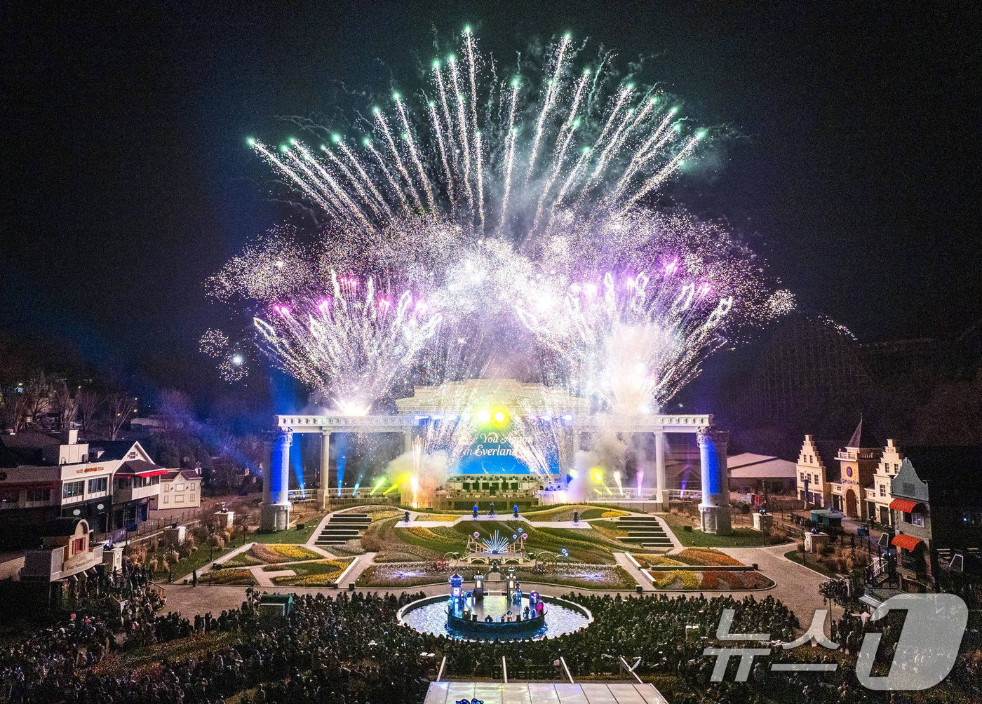 (서울=뉴스1) = 에버랜드가 다음달 1일부터 국내외 최정상급 아티스트들과 협업한 불꽃쇼, 서커스 등 역대급 규모의 신규 공연들을 공개한다고 29일 밝혔다. 사진은 스페셜 불꽃쇼 …