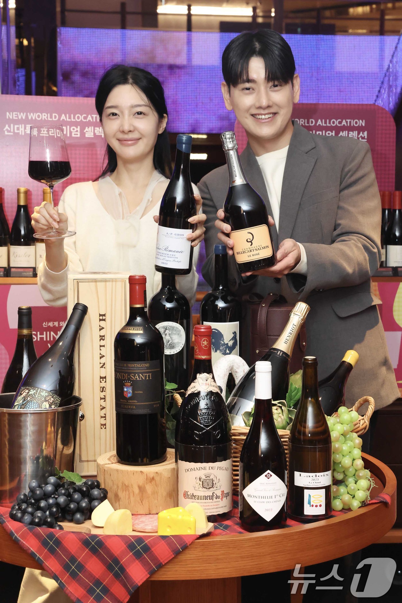 (서울=뉴스1) = 신세계백화점은 ‘신세계 와인페스타’를 열고 와인, 사케, 위스키 등 다양한 주류를 선보인다고 29일 밝혔다. 모델들이 서울 서초구 신세계백화점 강남점 하우스오브 …