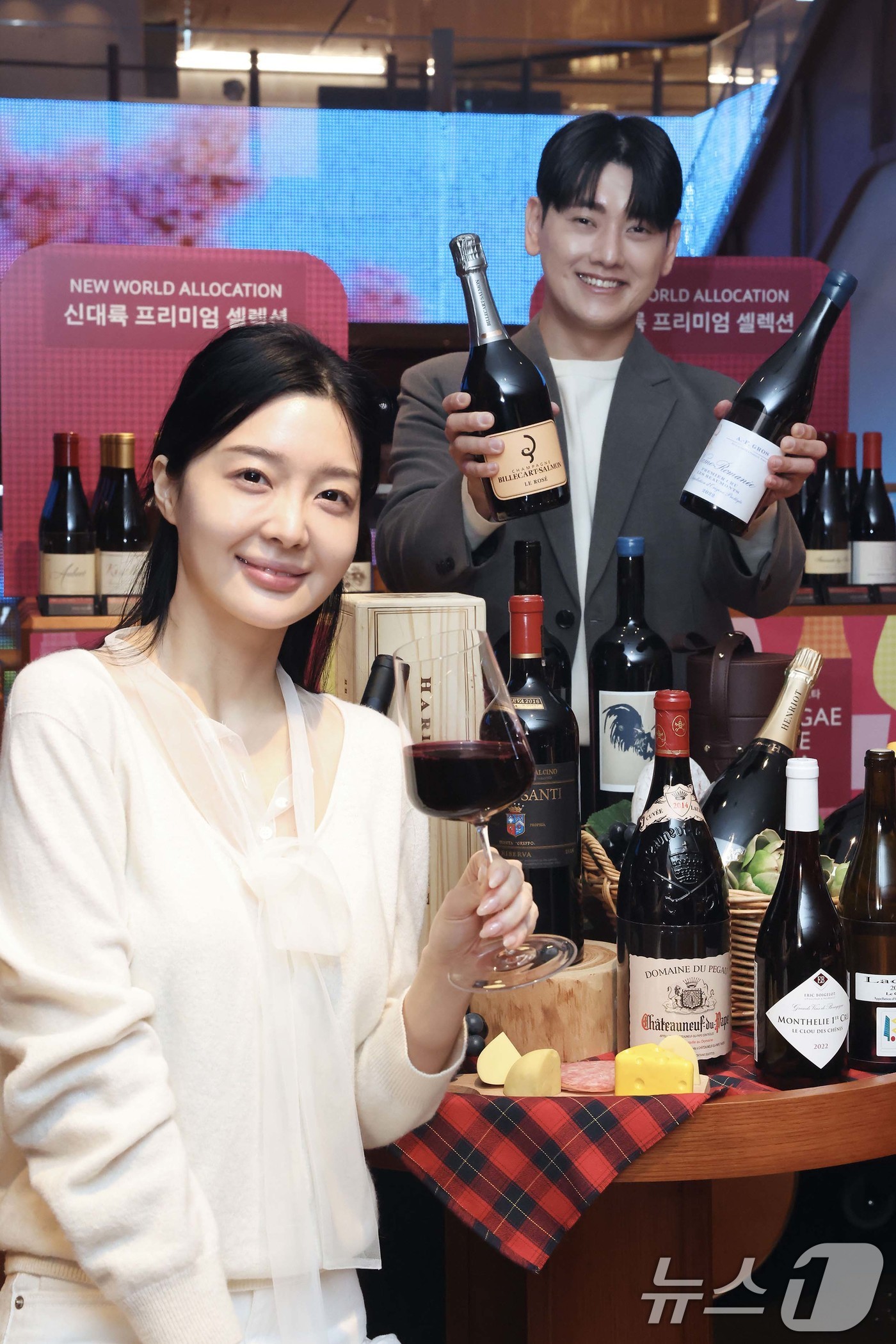 (서울=뉴스1) = 신세계백화점은 ‘신세계 와인페스타’를 열고 와인, 사케, 위스키 등 다양한 주류를 선보인다고 29일 밝혔다. 모델들이 서울 서초구 신세계백화점 강남점 하우스오브 …
