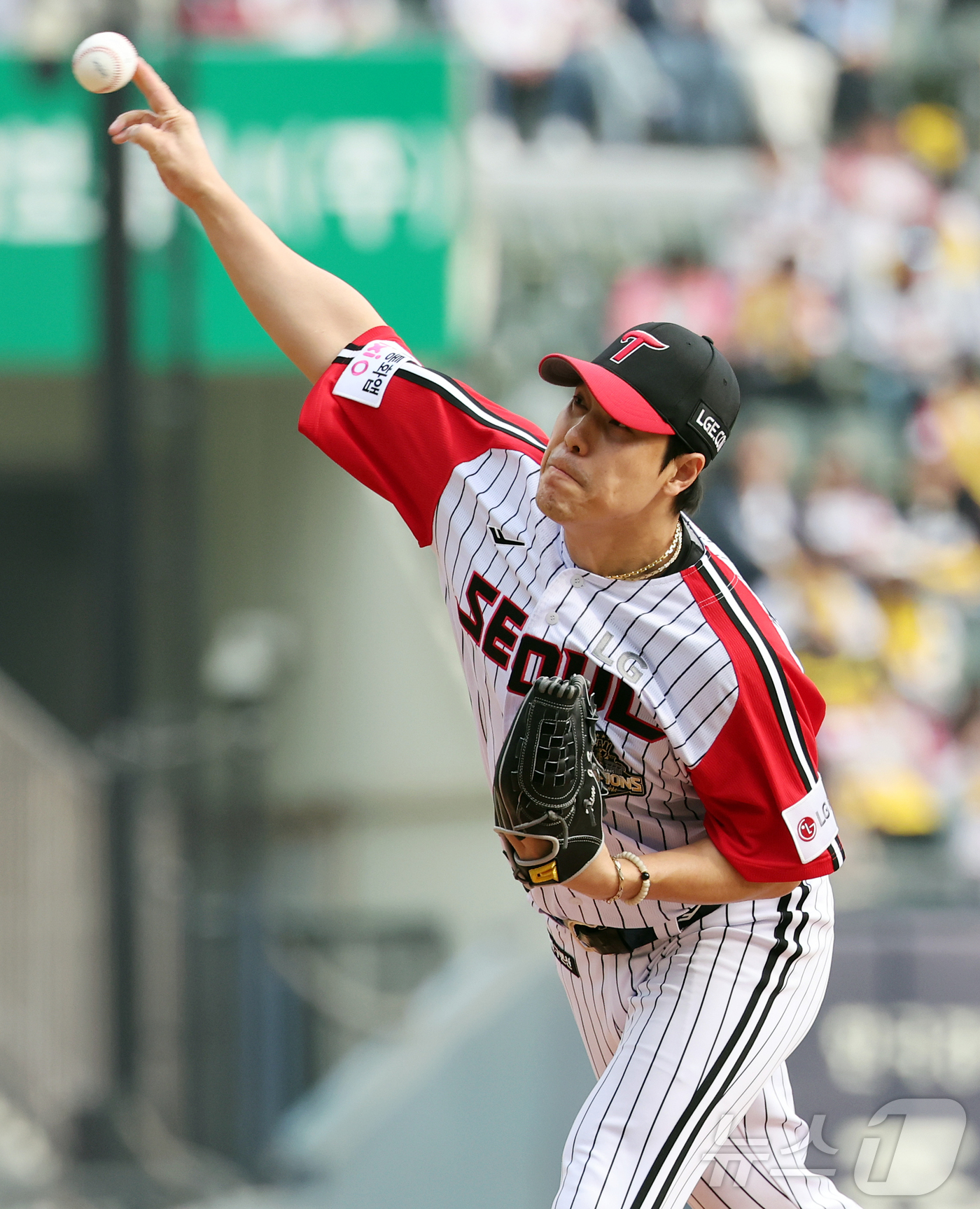 (서울=뉴스1) 김진환 기자 = 29일 서울 송파구 잠실야구장에서 열린 '2026 신한 SOL KBO리그' KT 위즈와 LG 트윈스의 경기, LG 김진성이 6회초 등판해 힘차게 공 …