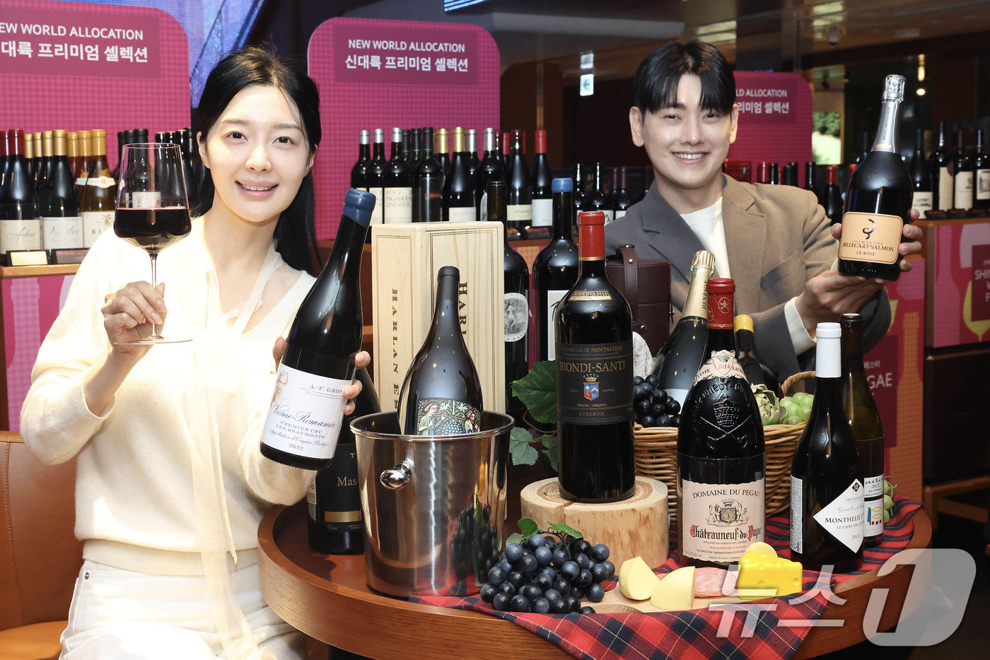 (서울=뉴스1) = 신세계백화점은 ‘신세계 와인페스타’를 열고 와인, 사케, 위스키 등 다양한 주류를 선보인다고 29일 밝혔다. 모델들이 서울 서초구 신세계백화점 강남점 하우스오브 …