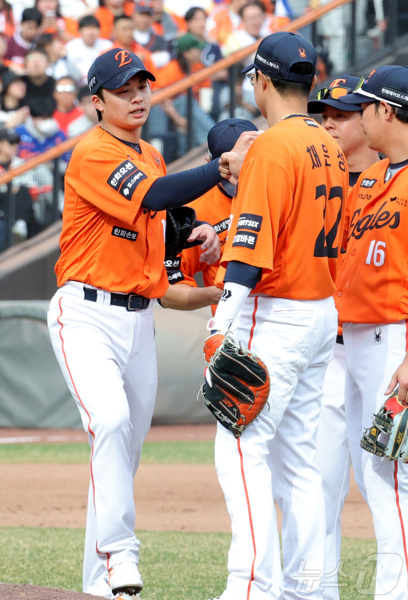 (대전=뉴스1) 김기남 기자 = 29일 대전 한화생명볼파크에서 열린 2026 신한 SOL KBO리그 키움 히어로즈와 한화 이글스의 경기에서 6회초 한화 왕옌청이 교체되며 들어오고 …