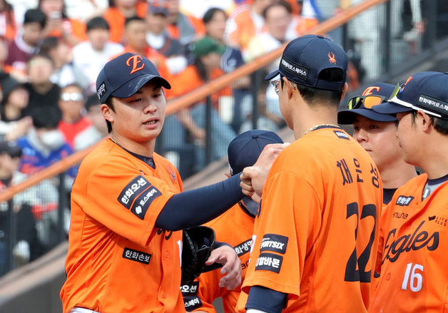 마운드 내려오는 왕옌청