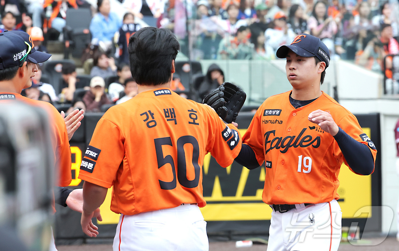(대전=뉴스1) 김기남 기자 = 29일 대전 한화생명볼파크에서 열린 2026 신한 SOL KBO리그 키움 히어로즈와 한화 이글스의 경기에서 6회초 한화 왕옌청이 교체되며 들어오고 …