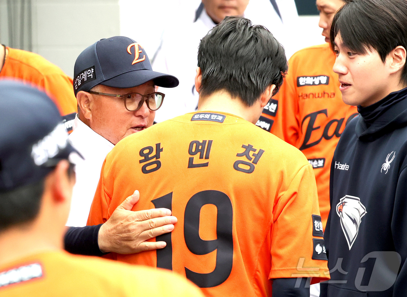 (대전=뉴스1) 김기남 기자 = 29일 대전 한화생명볼파크에서 열린 2026 신한 SOL KBO리그 키움 히어로즈와 한화 이글스의 경기에서  김경문 감독이 6이닝 3실점 호투한 왕 …