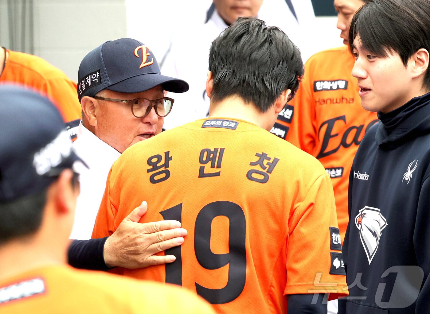 본문 이미지 - 29일 대전 한화생명볼파크에서 열린 2026 신한 SOL KBO리그 키움 히어로즈와 한화 이글스의 경기에서 김경문 감독이 6이닝 3실점 호투한 왕옌청을 격혀하고 있다. 2026.3.29 ⓒ 뉴스1 김기남 기자