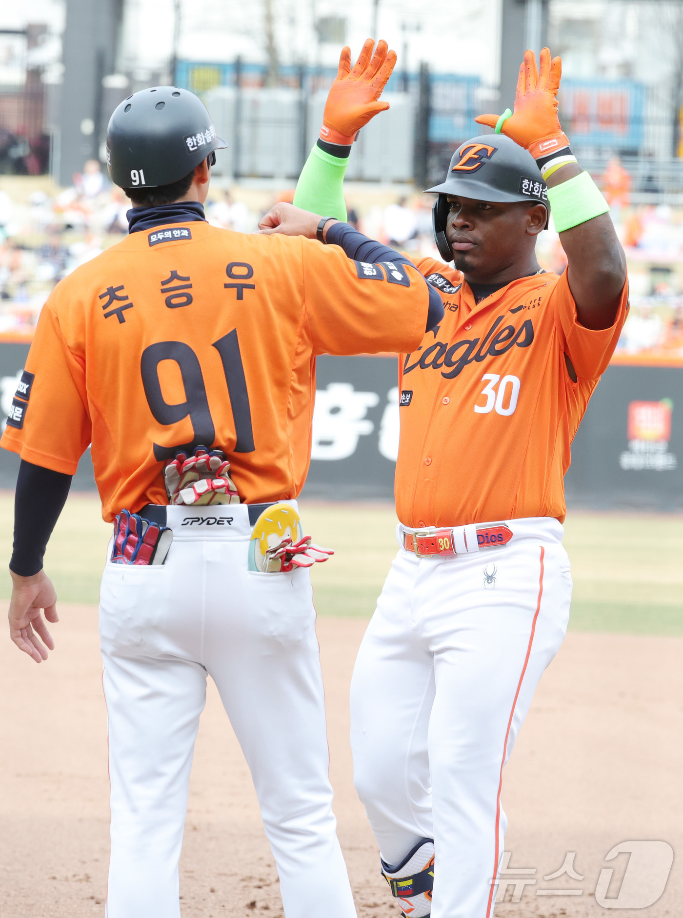 (대전=뉴스1) 김기남 기자 = 29일 대전 한화생명볼파크에서 열린 2026 신한 SOL KBO리그 키움 히어로즈와 한화 이글스의 경기에서 6회말 페라자가 안타를 치고 기뻐하고 있 …