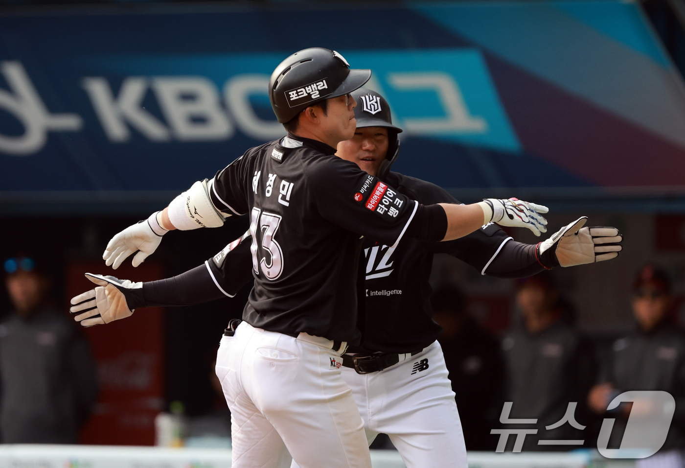 (서울=뉴스1) 이호윤 기자 = 29일 서울 송파구 잠실야구장에서 열린 '2026 신한 SOL KBO리그' KT 위즈와 LG 트윈스의 경기, KT 허경민이 6회초 2사 주자 1루 …