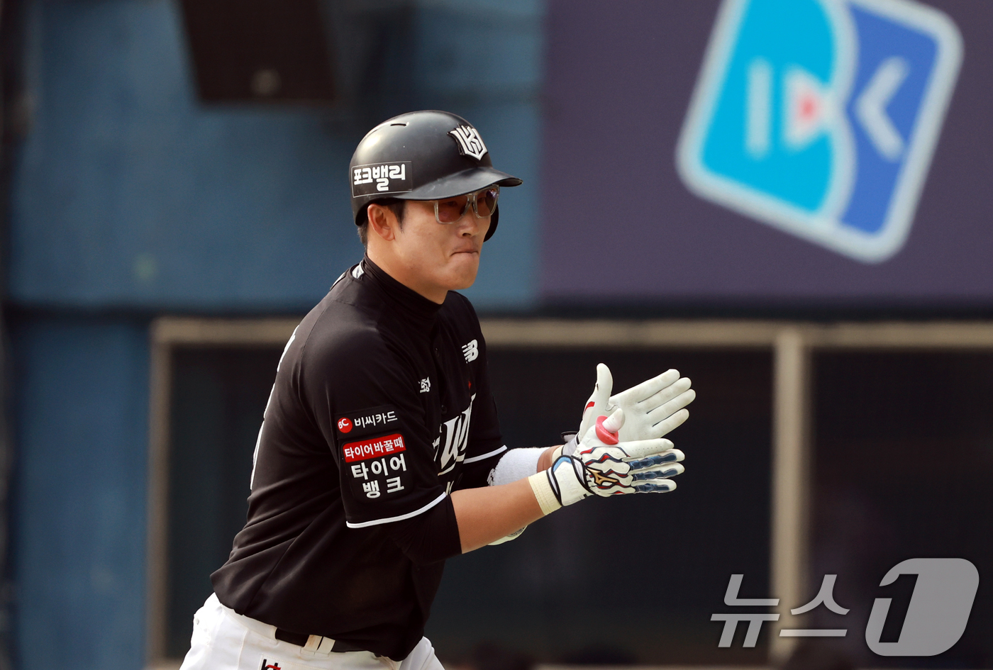 (서울=뉴스1) 이호윤 기자 = 29일 서울 송파구 잠실야구장에서 열린 '2026 신한 SOL KBO리그' KT 위즈와 LG 트윈스의 경기, KT 허경민이 6회초 2사 1루 상황에 …