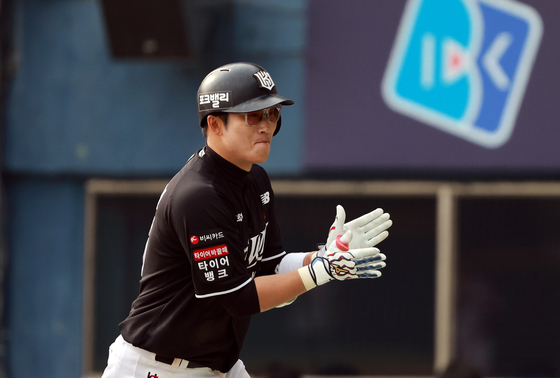 동점 투런, 박수치며 들어오는 허경민