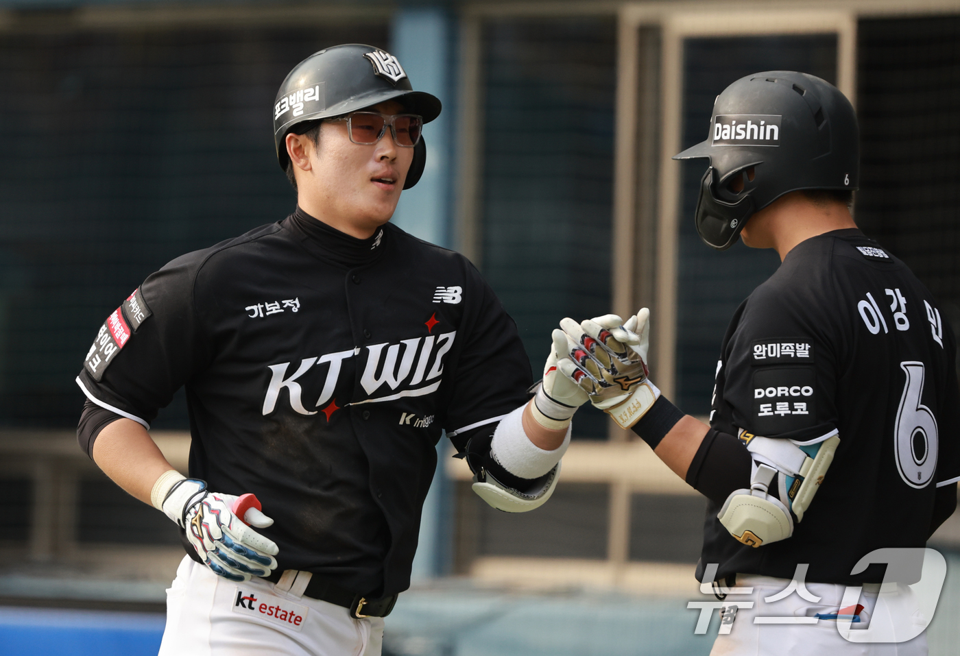 (서울=뉴스1) 이호윤 기자 = 29일 서울 송파구 잠실야구장에서 열린 '2026 신한 SOL KBO리그' KT 위즈와 LG 트윈스의 경기, KT 허경민이 6회초 2사 1루 상황에 …