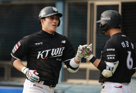 동점 홈런 친 허경민