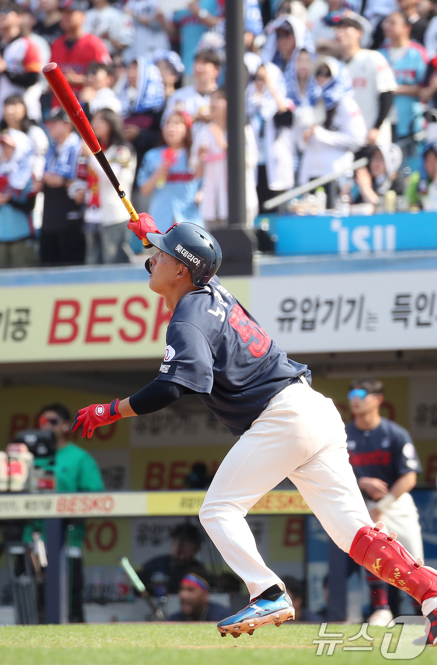 (대구=뉴스1) 공정식 기자 = 29일 오후 대구 삼성라이온즈파크에서 열린 프로야구 '2026 신한 SOL KBO리그' 롯데 자이언츠와 삼성 라이온즈의 경기, 5회초 선두타자로 나 …