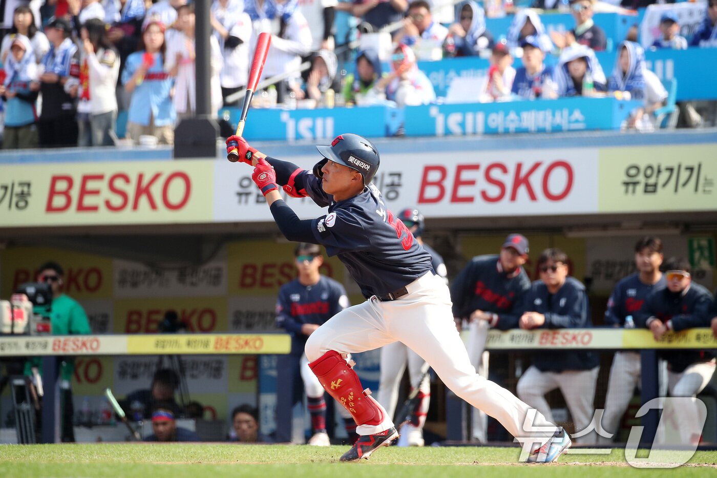 본문 이미지 - 29일 오후 대구 삼성라이온즈파크에서 열린 프로야구 '2026 신한 SOL KBO리그' 롯데 자이언츠와 삼성 라이온즈의 경기, 5회초 선두타자로 나온 롯데 5번타자 노진혁이 우월 솔로홈런을 치고 있다. 2026.3.29 ⓒ 뉴스1 공정식 기자