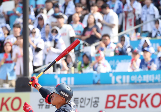 롯데 노진혁, 가볍게 툭 '솔로포'