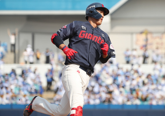 그라운드 달리는 롯데 노진혁