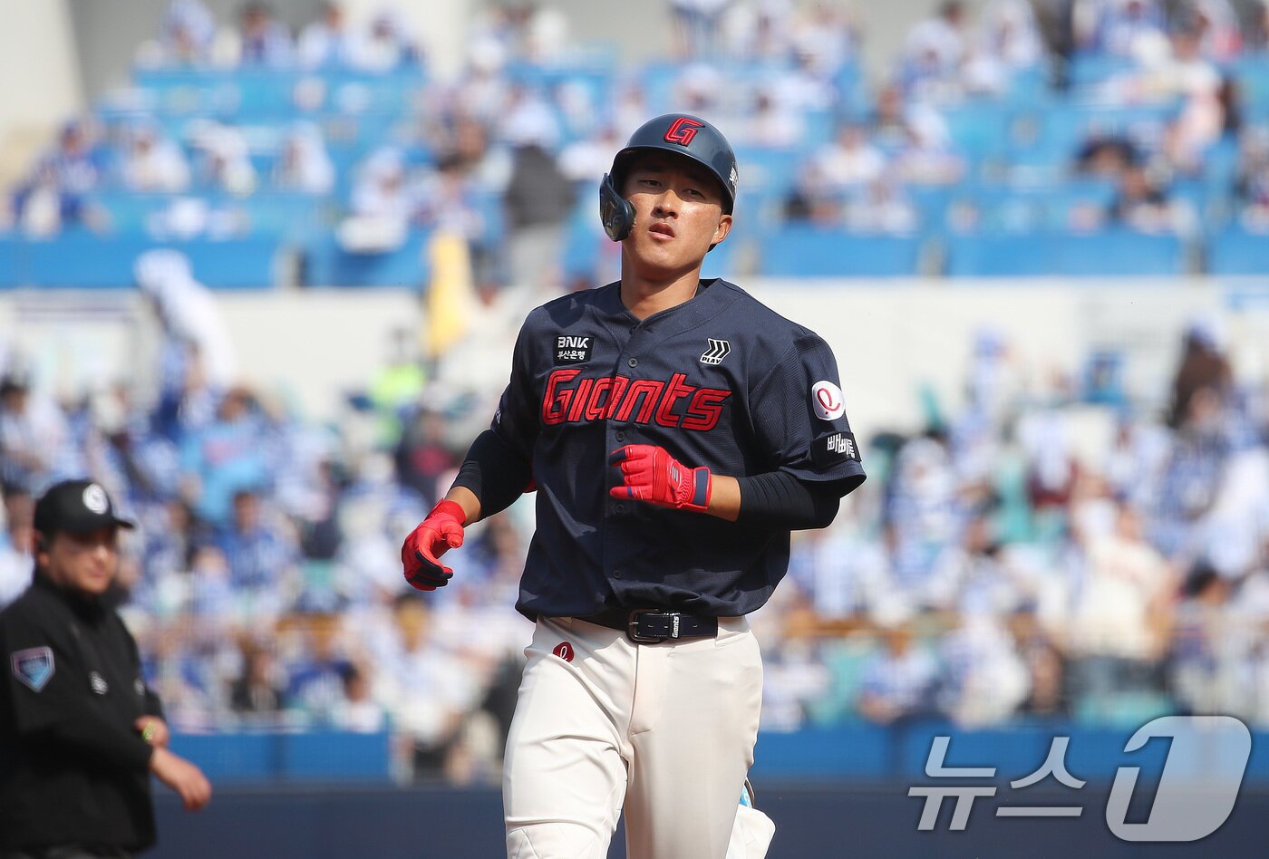 본문 이미지 - 29일 오후 대구 삼성라이온즈파크에서 열린 프로야구 '2026 신한 SOL KBO리그' 롯데 자이언츠와 삼성 라이온즈의 경기, 5회초 선두타자로 나온 롯데 5번타자 노진혁이 우월 솔로홈런을 친 뒤 그라운드를 달리고 있다. 2026.3.29 ⓒ 뉴스1 공정식 기자