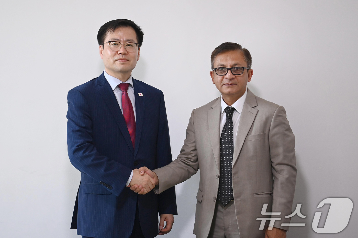 (서울=뉴스1) = 여한구 산업통상자원부 통상교섭본부장이 28일(현지시간) 카메룬 야운데에서 열린 제14차 WTO 각료회의(MC-14) 참석을 계기로 칸다카르 압둘 묵타디르 방글라 …