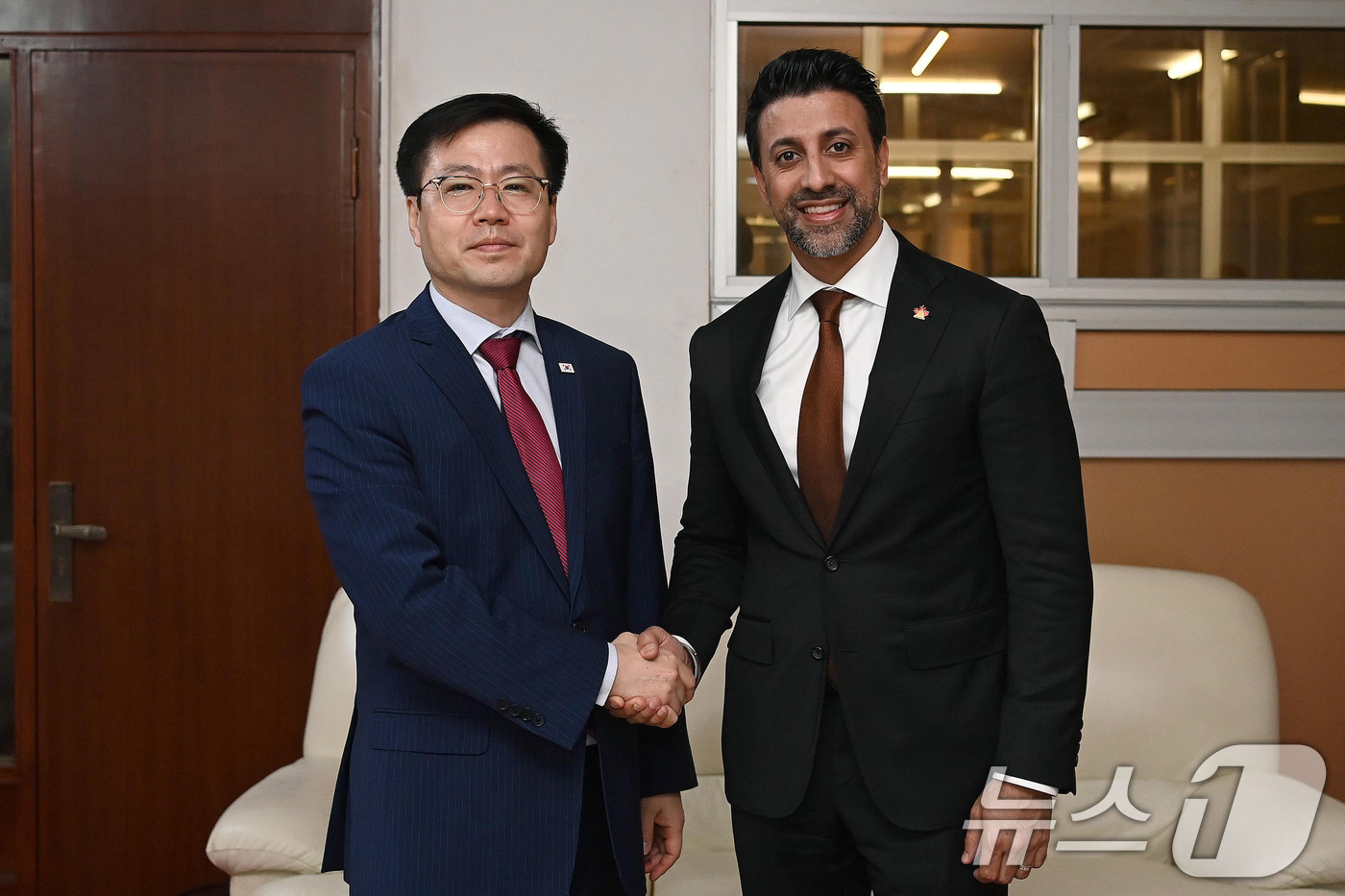 (서울=뉴스1) = 여한구 산업통상자원부 통상교섭본부장이 28일(현지시간) 카메룬 야운데에서 열린 제14차 WTO 각료회의(MC-14) 참석을 계기로 마닌더 시두 캐나다 국제통상부 …