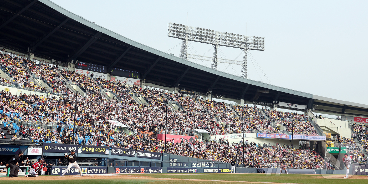 (서울=뉴스1) 김진환 기자 = 29일 서울 송파구 잠실야구장에서 열린 '2026 신한 SOL KBO리그' KT 위즈와 LG 트윈스의 경기를 찾은 수많은 야구팬들이 열정적인 응원을 …