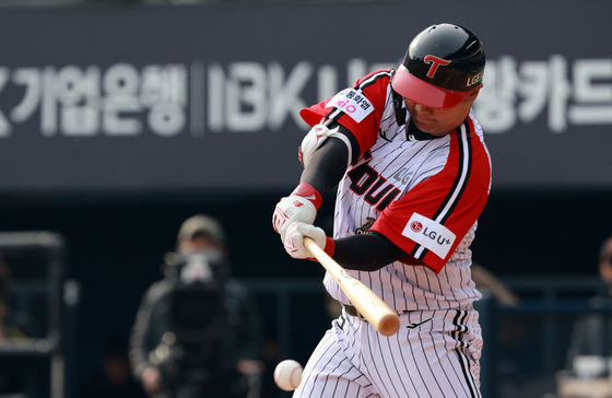 LG 문보경, 우측 허벅지 뭉침 증세로 교체…"병원 검진 계획 無"