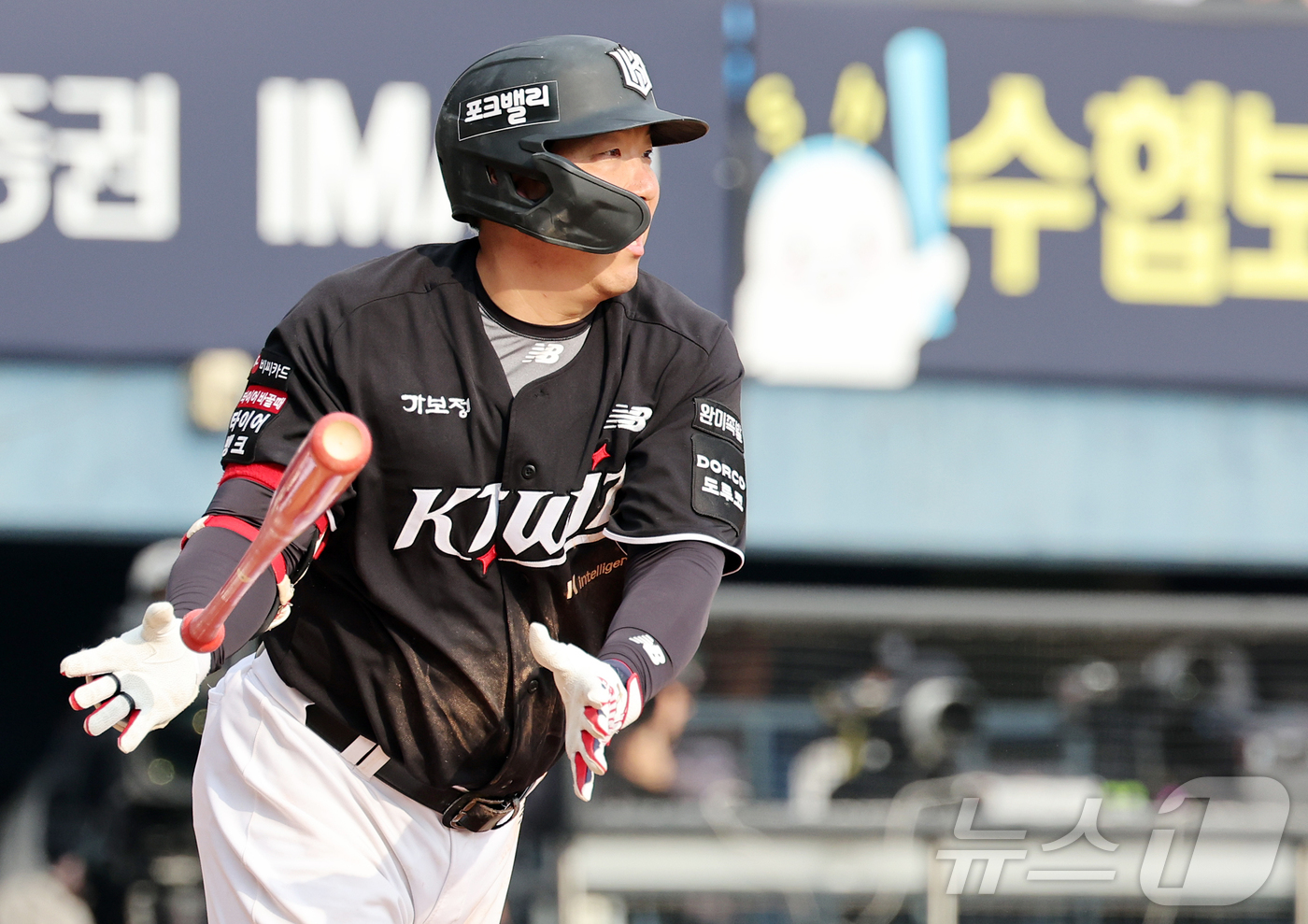 (서울=뉴스1) 김진환 기자 = 29일 서울 송파구 잠실야구장에서 열린 '2026 신한 SOL KBO리그' KT 위즈와 LG 트윈스의 경기, KT 김현수가 7회초 1사 1루 상황 …