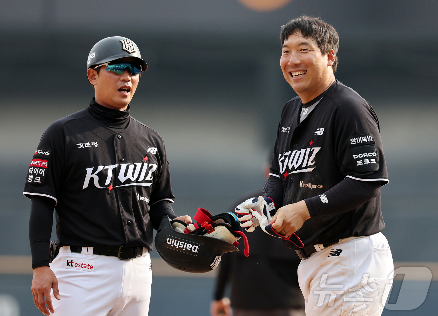 (서울=뉴스1) 김진환 기자 = 29일 서울 송파구 잠실야구장에서 열린 '2026 신한 SOL KBO리그' KT 위즈와 LG 트윈스의 경기, KT 김현수가 7회초 1사 1루 상황 …