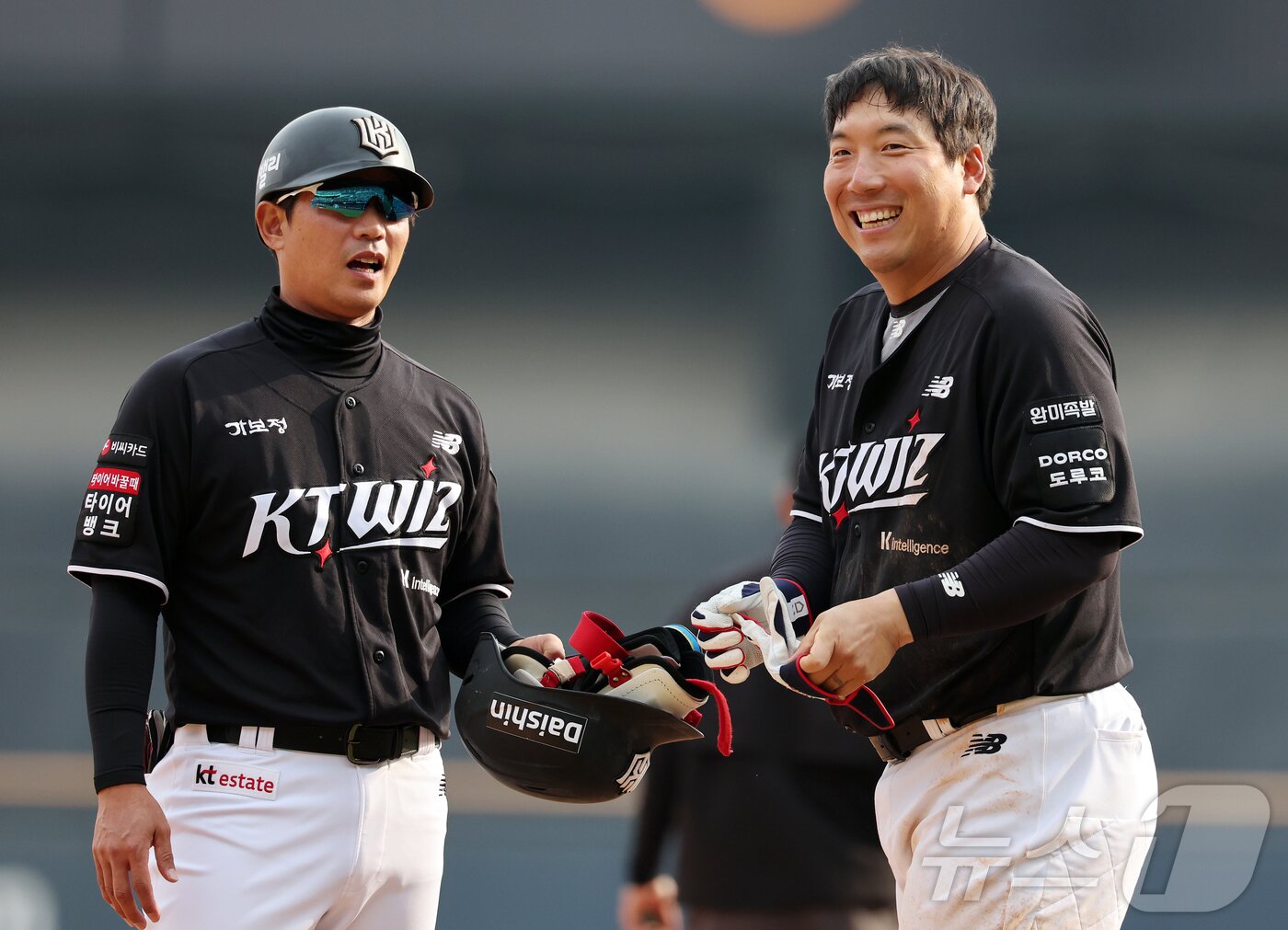 본문 이미지 - KT 위즈로 이적한 김현수(오른쪽). 2026.3.29 ⓒ 뉴스1 김진환 기자