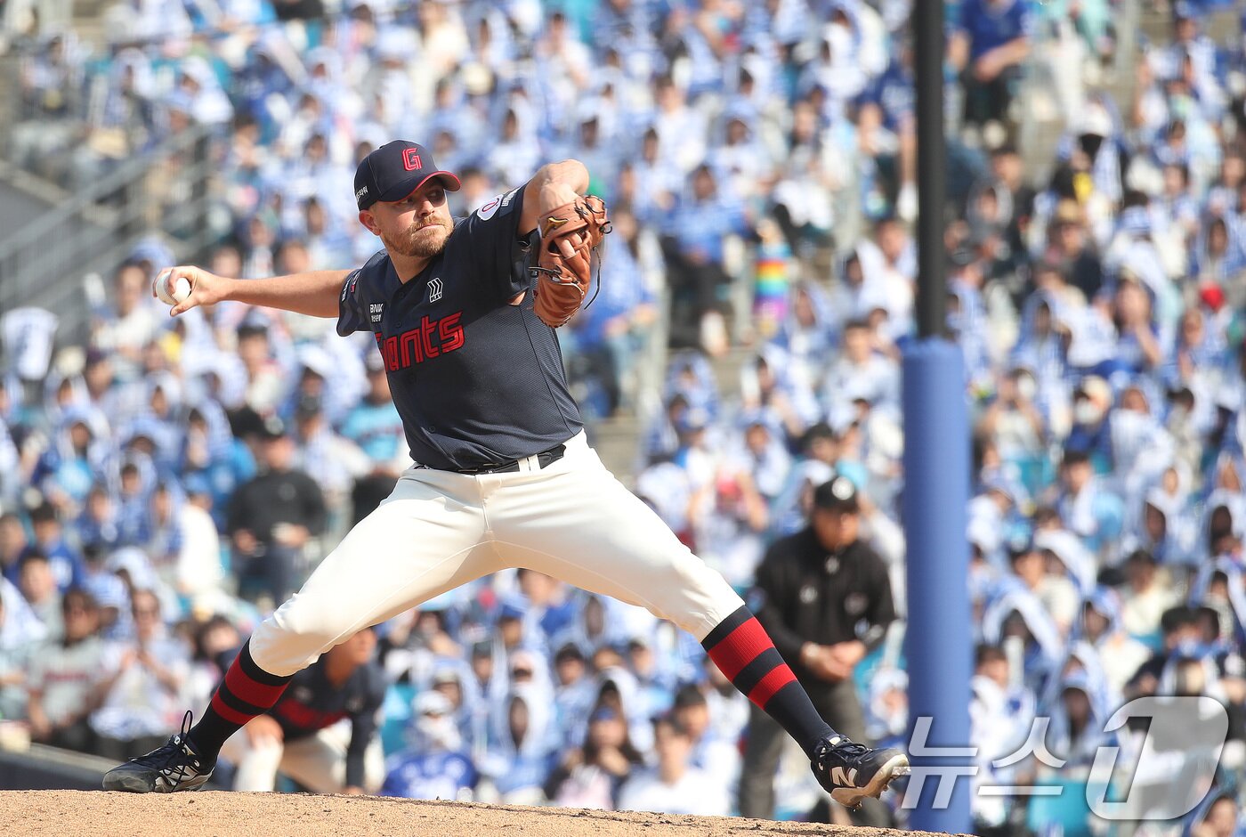 본문 이미지 - 29일 오후 대구 삼성라이온즈파크에서 열린 프로야구 '2026 신한 SOL KBO리그' 롯데 자이언츠와 삼성 라이온즈의 경기, 롯데 선발 비슬리가 역투하고 있다. 2026.3.29 ⓒ 뉴스1 공정식 기자