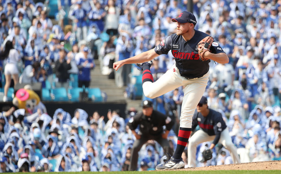 힘차게 던지는 롯데 비슬리