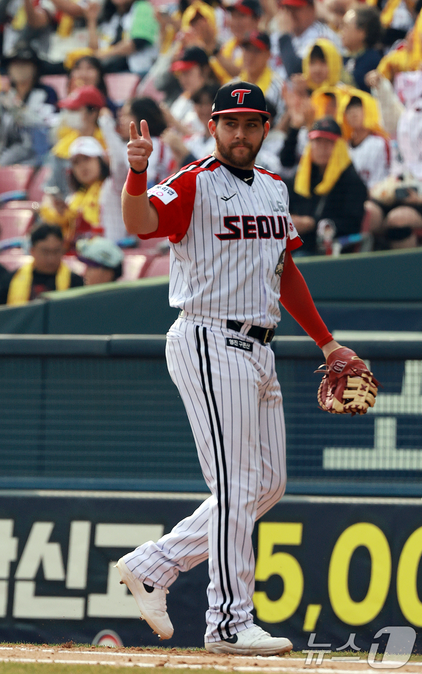 (서울=뉴스1) 이호윤 기자 = 29일 서울 송파구 잠실야구장에서 열린 '2026 신한 SOL KBO리그' KT 위즈와 LG 트윈스의 경기, LG 오스틴이 7회초 1사 1루상황 병 …