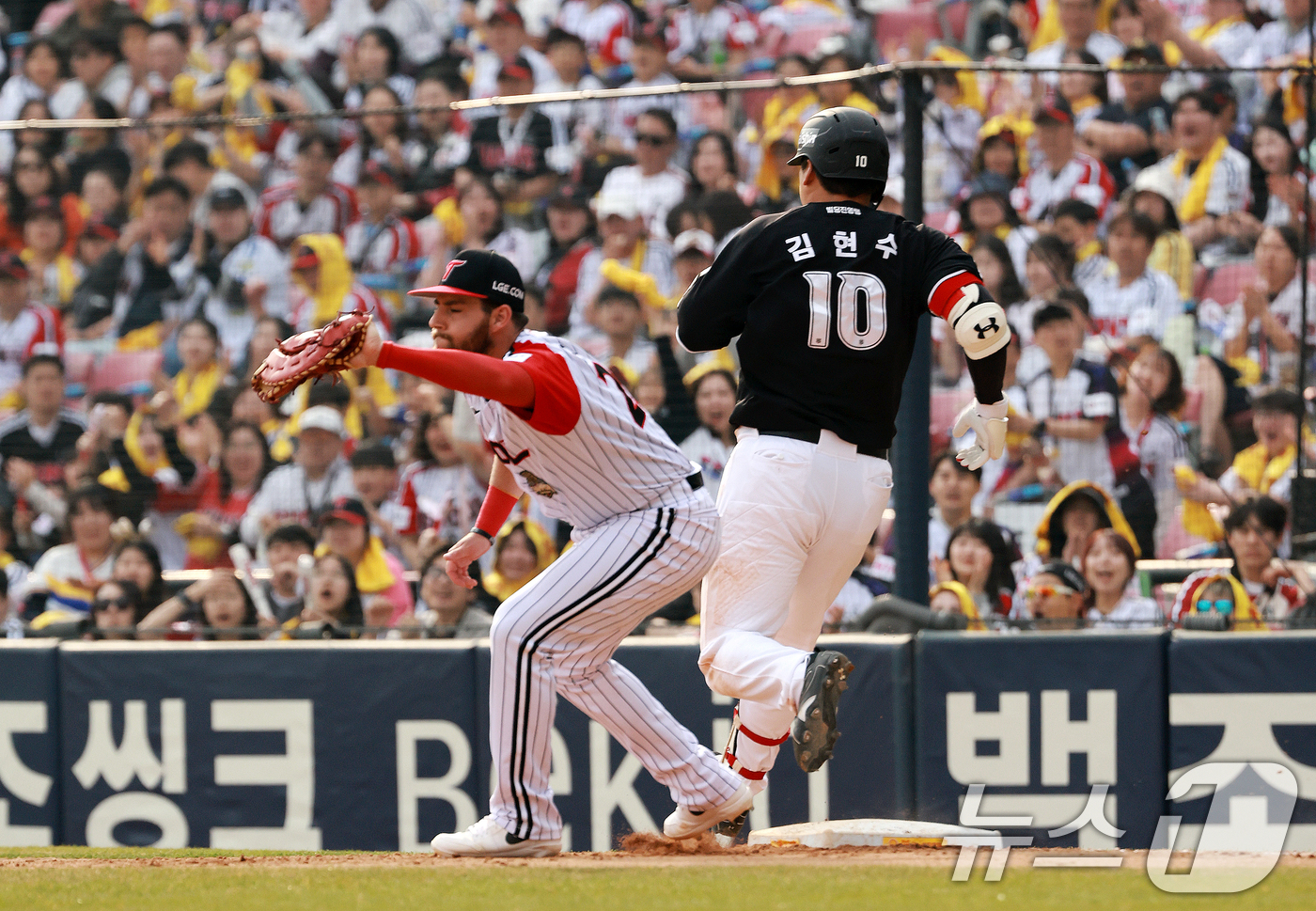 (서울=뉴스1) 이호윤 기자 = 29일 서울 송파구 잠실야구장에서 열린 '2026 신한 SOL KBO리그' KT 위즈와 LG 트윈스의 경기, LG 오스틴이 7회초 1사 1루상황에서 …